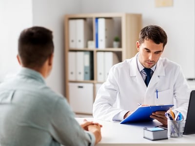 Ein Mann konsultiert einen Arzt wegen Anejakulation