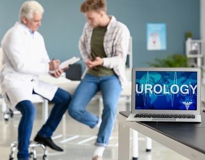 Ein Mann und ein Urologe besprechen die Ursachen für retrograde Ejakulation