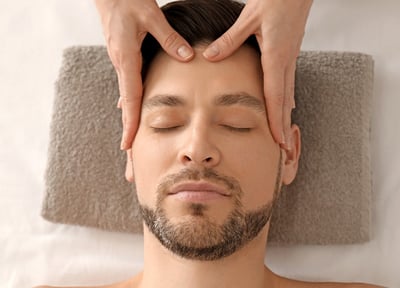 Kopfhautmassage gegen Haarausfall bei Männern