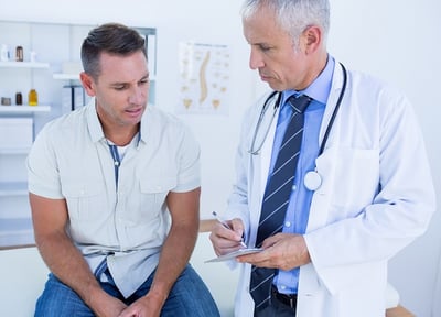 Ein Mann konsultiert einen Arzt wegen Priapismus