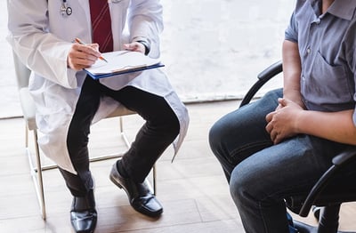 Ein Mann konsultiert einen Arzt wegen gutartiger Prostatavergrößerung (benigne Prostatahyperplasie)