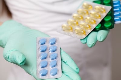 En læge tilbyder potenspiller mod erektil dysfunktion