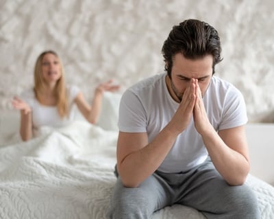 En mand, der lider af erektil dysfunktion på grund af stress