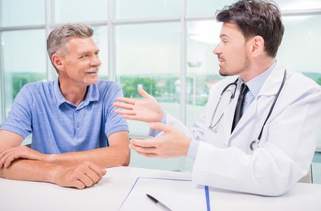Ein Mann berät sich mit einem Arzt über Erektionsprobleme